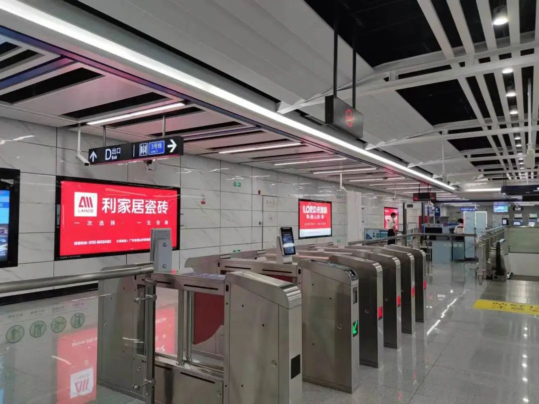 LANDSx广告新支线|霸屏流量高地 奶牛视频APP下载黄居地铁广告上线！